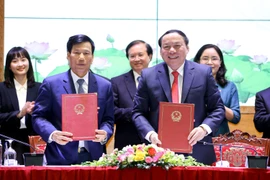 Nguyên Bộ trưởng và tân Bộ trưởng Bộ Văn hóa, Thể thao và Du lịch bàn giao nhiệm vụ. (Ảnh: Minh Khánh/Vietnam+)