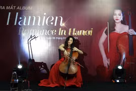 Nghệ sỹ Hà Miên biểu diễn tại lễ ra mắt album. (Ảnh: Minh Thu/Vietnam+)