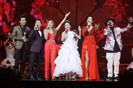 (Từ trái sang) MC Nguyên Khang, các ca sỹ Bằng Kiều, Mỹ Tâm, giọng hát Việt nhí Kiều Minh Tâm, Thu Phương và Hà Lê biểu diễn bài hát "We are the family." (Ảnh: Hòa Nguyễn/Vietnam+) 