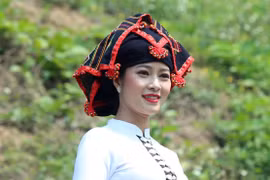 Vẻ đẹp của phụ nữ Thái khi mặc trang phục truyền thống của dân tộc. (Ảnh: Phan Tuấn Anh/TTXVN)