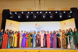 Bà Thái Hương, Chủ tịch Hội đồng Chiến lược Tập đoàn TH (giữa) và các thành viên Hiệp hội Nữ doanh nhân Việt Nam. (Ảnh: PV/Vietnam+)