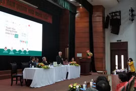 Lương y Nguyễn Hữu Hiệp giới thiệu về cuốn sách trước các sinh viên Học viện Y Dược học Cổ truyền Việt Nam. (Ảnh: Minh Thu/Vietnam+) 