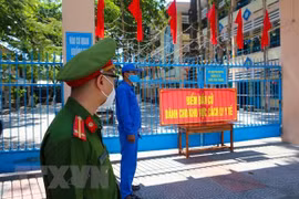 Các lực lượng chức năng túc trực đảm bảo an toàn, an ninh trật tự tại một điểm bầu cử cho khu vực cách ly trên địa bàn Đà Nẵng. (Ảnh: Trần Lê Lâm/TTXVN)