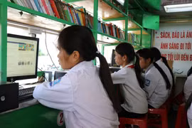 Thư viện lưu động tại tỉnh Sơn La giúp người dân vùng sâu, vùng xa có thể khai thác, tìm kiếm thông tin tại chỗ. (Ảnh: Diệp Anh/TTXVN)