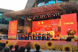 Các đại biểu cắt băng khai mạc triển lãm chiều ngày 18/1. (Ảnh: Minh Thu/Vietnam+)