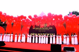 Ngày thơ Việt Nam là sự kiện thường niên diễn ra tại Văn Miếu-Quốc Tử Giám, thu hút sự quan tâm của những người yêu thơ. (Ảnh: Quang Quyết/TTTXVN)