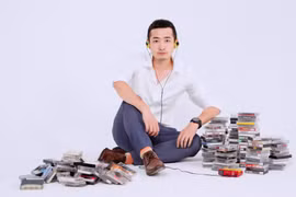 Nick M vốn là một nhà báo. Cho đến nay anh đã có 8 cuốn sách được xuất bản. (Ảnh: NVCC)