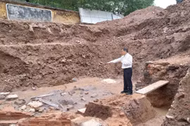 Tiến sỹ Tống Trung Tín, Chủ tịch Hội Khảo cổ Việt Nam tại khu vực khai quật. (Ảnh: Minh Thu/Vietnam+)