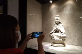 Triển lãm không quá nhiều hiện vật nhưng phản ánh đầy đủ diện mạo gốm Việt qua các thời kỳ. (Ảnh: Minh Thu/Vietnam+)