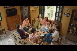 Bộ phim xoay quanh gia đình bà Nga và ba cô con gái Vân Khánh, Vân Trang và Vân Vân. (Ảnh: VFC)