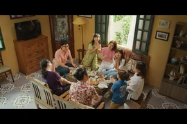 Bộ phim xoay quanh gia đình bà Nga và ba cô con gái Vân Khánh, Vân Trang và Vân Vân. (Ảnh: VFC)
