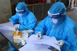 Nhân viên y tế lấy thông tin tất cả người dân lấy mẫu xét nghiệm tại Đan Phượng, Hà Nội. (Ảnh: Hoàng Hiếu/TTXVN)