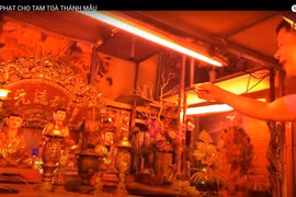 Ông Long 'làm phép' tại nhà riêng. (Ảnh chụp màn hình) 
