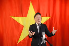 Tùng Dương sẽ sang Nhật Bản để nhận Giải thưởng âm nhạc danh giá của quốc gia này. Trước đó, anh cũng có dịp biểu diễn tại Festival ''Trái tim Việt Nam-50 năm hòa chung một nhịp” tại Osaka, Nhật Bản. (Ảnh: CTV/Vietnam+)