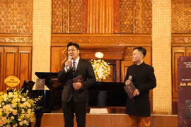 Nghệ sỹ nhân dân Đỗ Quốc Hưng (trái) vừa ra mắt công trình nghiên cứu trong 10 năm của ông về opera. (Ảnh: PV/Vietnam+)