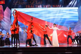 Chương trình nghệ thuật “Biển, đảo - Trái tim Việt Nam” tại Nhà hát Đài Tiếng nói Việt Nam. (Ảnh: Minh Quyết/TTXVN)