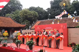 Các đại biểu cắt băng khai mạc triển lãm. (Ảnh: Minh Thu/Vietnam+)