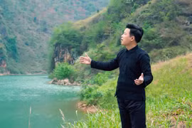 Ca sỹ Vũ Thắng Lợi trong khung cảnh nên thơ bên dòng sông Nho Quế. (Ảnh: NVCC)