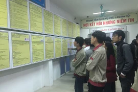 Sinh viên tìm hiểu các thông tin tuyển dụng. (Ảnh: PV/Vietnam+)