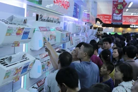 Người dân đổ xô đi mua điều hòa trong những ngày nắng nóng. (Ảnh: PV/Vietnam+)