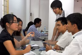 Tư vấn cho lao động trước khi đi làm việc ở nước ngoài. (Ảnh: Trần Việt/TTXVN) 