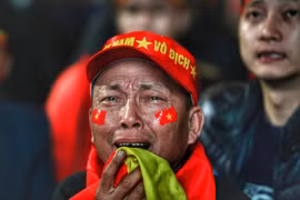Người hâm mộ bật khóc. (Ảnh: Minh Sơn/Vietnam+)