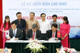 Ký kết bản ghi nhớ hợp tác. (Ảnh: Anh Tuấn/TTXVN)