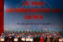 Trao "Giải thưởng Nguyễn Đức Cảnh" cho 70 công nhân, kỹ sư. (Ảnh: PV/Vietnam+)