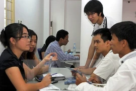 Tư vấn cho lao động trước khi đi làm việc ở nước ngoài. (Ảnh minh họa: Trần Việt/TTXVN)