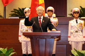 Tổng Bí thư Nguyễn Phú Trọng, Chủ tịch nước Cộng hoà Xã hội chủ nghĩa Việt Nam nhiệm kỳ 2016-2021 thực hiện nghi thức tuyên thệ nhậm chức trước Quốc hội, đồng bào và cử tri cả nước. (Ảnh: Thống Nhất/TTXVN)