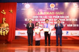 Trao giải Nhất cho các tác giả đoạt giải. (Ảnh: Minh Quyết/TTXVN)