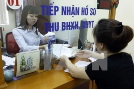 Tiếp nhận hồ sơ, thu bảo hiểm xã hội. (Ảnh minh họa: TTXVN)