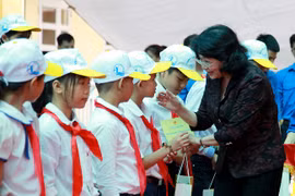 Tặng học bổng cho trẻ em nghèo. (Ảnh: PV/Vietnam+)