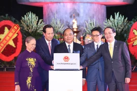 Thủ tướng Nguyễn Xuân Phúc và các đại biểu ấn nút khai trương cổng thông tin điện tử về liệt sỹ, mộ liệt sỹ, nghĩa trang liệt sỹ. (Ảnh: Thống Nhất/TTXVN)