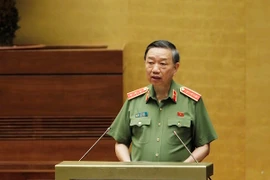 Bộ trưởng Bộ Công an Tô Lâm, thừa ủy quyền của Thủ tướng Chính phủ trình bày Tờ trình về dự án Luật Công an nhân dân (sửa đổi). (Ảnh: Lâm Khánh/TTXVN)
