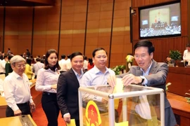 Các đại biểu Quốc hội bỏ phiếu kín bầu Chủ tịch nước. (Ảnh: PV/Vietnam+)