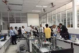 Đại diện các trường, trung tâm dạy nghề của Anh thăm quan tại trường Cao đẳng Kinh tế-Kỹ thuật Thành phố Hồ Chí Minh. (Ảnh: Đại sứ quán Anh)