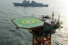 Tàu khu trục Yulgok Yi của Hàn Quốc tiến thành diễn tập trên biển ở khu vực bãi đá ngầm Ieodo ngày 2/12. (Nguồn: Yonhap/TTXVN)