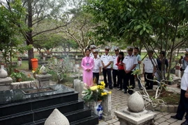 Du khách thăm viếng mộ Anh hùng Võ Thị Sáu tại nghĩa trang Hàng Dương. (Ảnh: Trọng Đức/TTXVN)