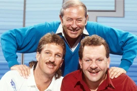 Bình luận viên David Coleman (trái) trong chương trình "Một câu hỏi thể thao". (Nguồn: BBC)