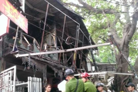 [Video] Cảnh sát nỗ lực chữa cháy tại cửa hàng phố Đê La Thành 