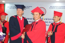 Học viện BC-TT trao bằng Tiến sĩ cho chuyên gia truyền thông Áo