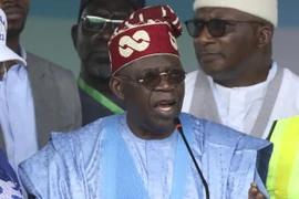 Ông Bola Tinubu (giữa) phát biểu tại phiên họp đặc biệt của APC tại Abuja, ngày 8/6/2022. (Ảnh: AFP/TTXVN)