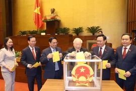 Tổng Bí thư Nguyễn Phú Trọng và các lãnh đạo Đảng, Nhà nước, đại biểu Quốc hội bỏ phiếu bầu Chủ tịch nước bằng hình thức bỏ phiếu kín. (Ảnh: TTXVN)