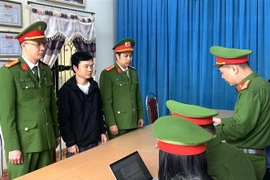 Cơ quan Cảnh sát điều tra công bố quyết định khởi tố vụ án, khởi tố bị can và lệnh bắt tạm giam 4 tháng đối với Vũ Đức Thắng, cán bộ Trung tâm Đăng kiểm xe cơ giới tỉnh Hà Giang, về hành vi nhận hối lộ. (Ảnh: Trung Thực/TTXVN phát)