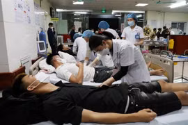 Công nhân phân xưởng sản xuất linh kiện điện tử thuộc Công ty TNHH HS Tech Vina đang điều trị tại Bệnh viện Đa khoa tỉnh Bắc Ninh. (Ảnh: Thái Hùng/TTXVN)