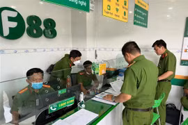 Cơ qua Công an kiểm tra một cơ sở F88 tại Bến Tre. (Ảnh TTXVN phát)