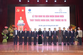 Phó Chủ tịch nước Đặng Thị Ngọc Thịnh chụp ảnh chung với các Thầy thuốc Nhân dân, Thầy thuốc Ưu tú thuộc Đại học Y Hà Nội được vinh danh. (Ảnh: Minh Quyết/TTXVN)