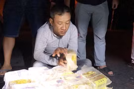 Đối tượng Phan Văn Nhàn cùng tang vật vụ án. (Ảnh: Công an cung cấp)