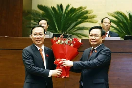 Chủ tịch Quốc Hội Vương Đình Huệ chúc mừng Chủ tịch nước Võ Văn Thưởng. (Ảnh: TTXVN)